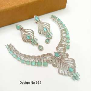 Parure de bijoux de mariée plaqué argent avec boucles d'oreilles et collier chandelier classiques en cristal vert et perles d'imitation pour mariage Mewar - Product Image 1