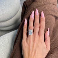 Grande bague de fiançailles en diamant de laboratoire taille radiant de 10 carats |   Halo caché en or blanc 18 carats |   Certifié IGI