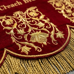 Drapeau liturgique personnalisé en velours rouge, brodé à la main avec fils d'or, pour processions chrétiennes et décoration murale. - Product Image 2