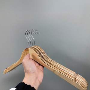 Cintres en bois pour vêtements, prix bas, durables, en acier inoxydable, contreplaqué LVL, logo personnalisé, faible MOQ, vente en gros - Product Image 2