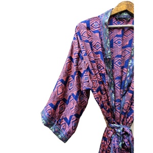 Kimono largo de seda vintage hecho a mano en India, ecológico, con cuentas, diseño único en morado y dorado, para mujer, transpirable, para verano. - Product Image 2