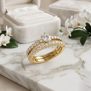 Anillo Solitario Redondo de 0.80CTW con Diamantes Cultivados en Laboratorio, Chapado en Oro de 9K, Color E, Lujoso, con Doble Hilera de Pavé - Product Image 1