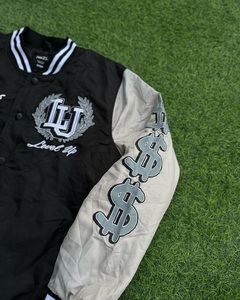 Chaqueta Letterman Personalizada de Alta Calidad con Mangas de Cuero Genuino y Lana Texturizada Negra, Chaqueta Bomber de Lujo Extra Grande con Marca Personalizada - Product Image 2