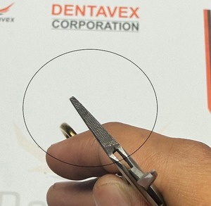 Porte-aiguilles Mayo Hegar en acier inoxydable de qualité médicale, 6 pouces, poignées plaquées or avec inserts en carbure de tungstène pour la chirurgie - Product Image 3