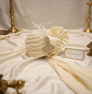 Turban de Mariage Artisanal en Cachemire Crème avec Détails Brodés de Plumes et Cristaux, Style Royal Traditionnel - Product Image 2