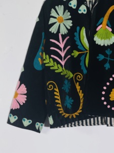 Veste Suzani en velours noir brodée • Manteau bohème floral multicolore • Fait main pour festival • Artistique - Product Image 3