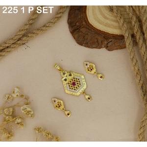 Vente en Gros Divers Styles Colliers à la Mode Pendentif Plaqué Or Pendentif en Diamant Charme avec Boucles d'Oreilles pour Femmes et Filles - Product Image 2