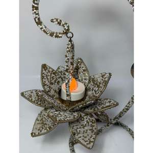 Portavelas Metálico - Decoración de Lujo Ecológica para el Hogar, Cuentas Blancas y Doradas, Diseño Colgante Hecho a Mano, Adorno Perfecto para Mesa - Product Image 3