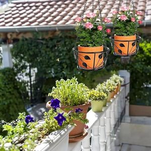 Pot de fleurs suspendu en métal rustique avec chaîne et motif de feuilles pour utilisation en jardin - Product Image 1