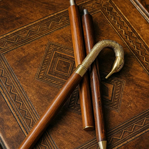 Bâtons de marche rustiques modernes en bois naturel écologique avec poignée en laiton poli, idéaux pour les cadeaux - Product Image 1