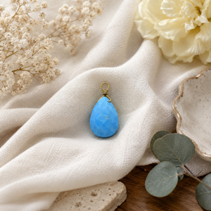 Colgante de Lágrima Turquesa – Amuleto de Piedra Preciosa Hecho a Mano con Alambre Dorado - Product Image 1