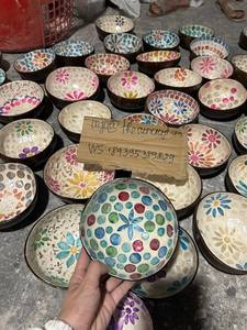 Vente en gros de bols en noix de coco gravés d'origine vietnamienne, modernes, uniques, artisanaux, polis, durables, de haute qualité - Product Image 4
