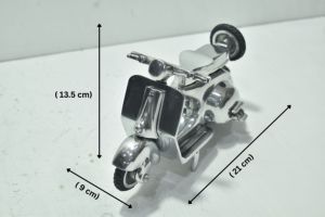 Maqueta Metálica de Scooter Vespa Hecha a Mano de Primera Calidad para Decoración de Escritorio en Casa u Oficina, Clásica y Disponible al Mejor Precio - Product Image 5