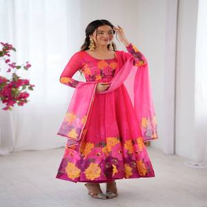 Vestido de Fiesta VASTRA COTTAGE de Organza y Seda Taby con Dupatta y Pantalón, Estampado Digital, Trabajo a Mano, Corte Amplio, Prenda Étnica Cosida - Product Image 1