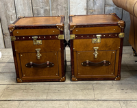 Ensemble de commodes de chevet vintage en cuir, coffres de rangement antiques, tables de nuit avec tiroirs et accents métalliques, grande capacité pour salon
