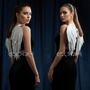 Arnés de piel sintética blanca con alas de ángel y plumas en capas, con tachuelas plateadas - Product Image 2