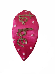 Bandeau large rembourré en tissu blanc pour bébés filles, personnalisé avec perles et broderie dorée, accessoire pour cheveux, idéal pour cadeau de baby shower - Product Image 4