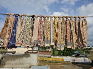 Sarong imprimé à la main de qualité boutique, en coton, pour femme, élégant, idéal comme paréo de plage, par un exportateur spécialisé dans les articles imprimés à la main. - Product Image 3
