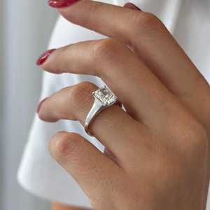 Bague de fiançailles vintage en or blanc avec diamant de laboratoire allongé de 2 carats, taille coussin, sertie de milgrains, certifiée IGI - Product Image 1