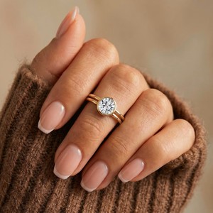 Anillo de Aniversario con Bisel de Moissanita, Clásico, en Oro Amarillo Vermeil, Corte Brillante Redondo, Solitario, Anillo de Boda con Doble Banda - Product Image 4