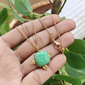 Collier personnalisé en chrysoprase avec pendentif coussin sculpté floral, en laiton plaqué or 18 carats, monture en métal de designer sertie clos - Product Image 4