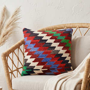 Housse de coussin en laine colorée avec motif tribal en chevron pour un décor bohème, éclectique et sud-ouest. - Product Image 1