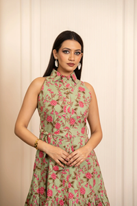 Robe mi-longue en coton à imprimé floral pour femmes |   Robe sans manches à col montant, coupe ajustée et évasée |   Vêtements élégants et décontractés pour femmes pour les vacances d'été - Product Image 2