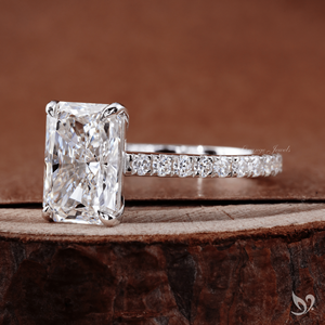 Anillo de compromiso de lujo de oro blanco de 10K con diamante de laboratorio de corte radiante de 3 quilates, banda pavé tipo catedral, certificado IGI - Product Image 2