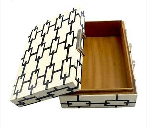 Boîte à bijoux en résine de style vintage, artisanale, design classique et unique, organisateur de rangement compact pour bijoux et objets personnels - Product Image 1