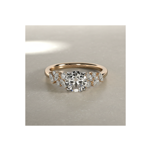 Anillo de compromiso de diamante redondo cultivado en laboratorio Stonewels con piedras laterales en racimo marquesa para anillo nupcial de oro con engaste de púas certificado - Product Image 1