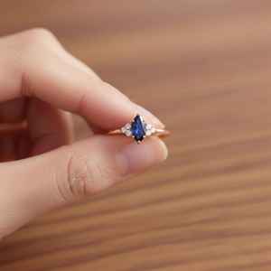 Anillo de Cuarzo Azul Marquesa con Zafiro y Acentos de Circonita, Anillo de Promesa de Plata de Ley 925 con Baño de Oro de 14K, Joyería - Product Image 4