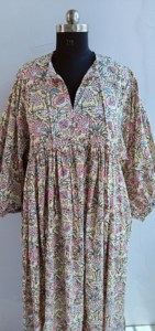 Robe midi décontractée en coton beige à imprimé floral fait main style bohème chic avec col noué et manches courtes pour femme - Product Image 3