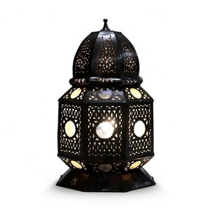 Lanterne en métal marocaine à motif floral en treillis avec dôme, panneaux en verre dépoli, finition noire antique pour la décoration de la maison pendant le Ramadan - Product Image 2