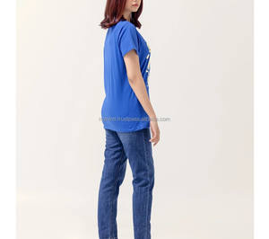 T-shirt sportif en coton pour femme, haut décontracté à manches courtes avec motif à rayures blanches, idéal pour les tenues d'été - Product Image 3