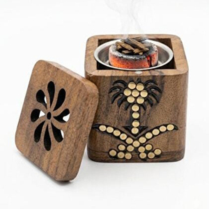 Boîte à encens carrée en bois avec incrustation métallique sculptée en forme de palmier et couvercle supérieur perforé à motif floral pour l'aromathérapie - Product Image 5