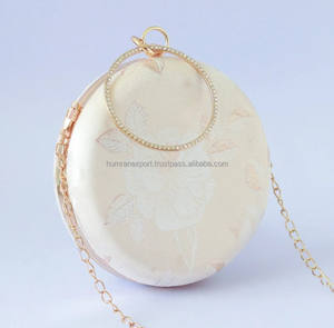 Hecho a mano rosa con un sutil juego de seda suave y un intrincado bolso de mano de lujo bordado - Product Image 6