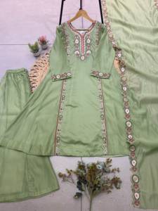 Conjunto de diseñador con hermoso bordado de lentejuelas, top de Mul Chanderi con pantalón y dupatta, completamente cosido y listo para usar. - Product Image 5