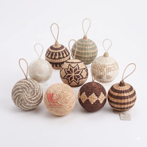Ornements en forme de boule en jonc de mer faits à la main, décorations de Noël rustiques suspendues, motifs rayés brun naturel, étiquette en papier - Product Image 1