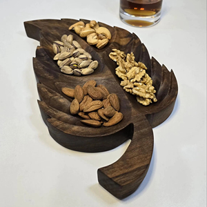 Plateau en bois en forme de feuille pour servir les invités lors d'événements, de fêtes et pour paniers-cadeaux – Plateau écologique haut de gamme, vente en gros depuis l'Inde - Product Image 1