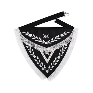 Delantal de los Caballeros Templarios Triangular de Terciopelo Negro con Bordado a Mano y Borlas Plateadas, Delantales Masónicos Profesionales Personalizados - Product Image 1