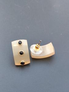 Pendientes Ecológicos Hechos a Mano con Forma Natural de Cuerno de Búfalo con Diseño Moderno para Bodas - Product Image 2