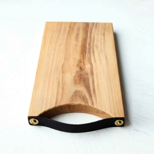 Planche à découper élégante en bois avec base incurvée unique et poignée en cuir noir élégante, idéale pour couper les légumes - Product Image 2
