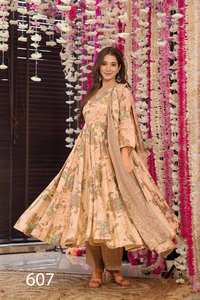Magnifique robe Anarkali indienne pakistanaise en tissu de soie Maslin, avec un imprimé numérique élégant, pour mariage, occasions décontractées, vêtements traditionnels pour femmes - Product Image 4