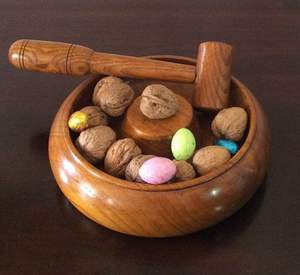 Elegante tazón de madera para romper nueces con martillo, perfecto para servir frutos secos, nueces y aperitivos para fiestas. - Product Image 3