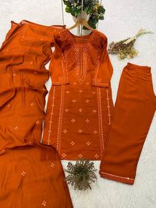 CETTE SAISON, DÉCOUVREZ NOTRE ENSEMBLE DE HAUT ET PANTALON BRODÉS À LA MAIN AVEC DUPATTA - Product Image 5