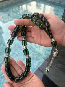 Tasbih en résine vert émeraude fait main avec pompon argenté - Product Image 2