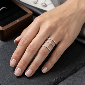 Anillo de oro blanco de 18 quilates al por mayor, diseño de jaula de triple banda, con múltiples filas de diamantes, escalera geométrica, anillo llamativo, OEM personalizado - Product Image 2
