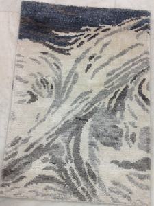 Alfombra moderna abstracta al por mayor, alfombra Indo nepalí de lana anudada a mano, alfombra moderna con patrón de borrado - Product Image 2