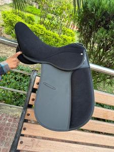 Ensemble de selle d'équitation anglaise en cuir synthétique noir, très vendu, pour dressage/saut d'obstacles tout usage, design durable et confortable, personnalisable - Product Image 3