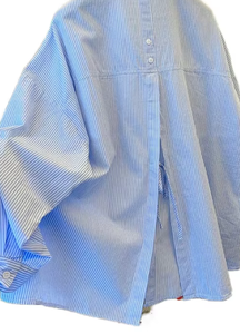Chemise décontractée oversize en popeline de coton rayée bleue pour femme, coupe asymétrique, manches longues, col rabattu boutonné, teinte unie - Product Image 2